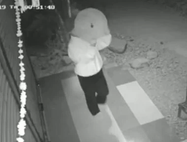 Πήγε για ληστεία με ένα... τηγάνι στο πρόσωπό του για να μην αναγνωριστεί από τις κάμερες! (βίντεο)